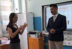 Yıllar sonra ilkokul öğretmeninin karşısına çıktı: Aynısın, seni gözlerinden tanıdım