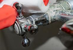 Ne sirke ne de karbonat! Musluklardaki kireç kalıntılarını temizliyor