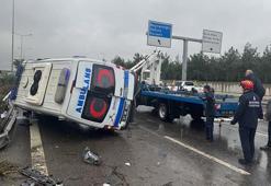 Hamile kadını taşıyan hasta nakil ambulansı devrildi