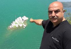 Baraj suları çekildi, gün yüzüne çıktı! Traktörünü alan oraya koştu