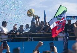 Napoli şampiyonluğunu taraftarıyla kutladı!