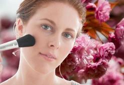 Yeni allık trendi kiraz çiçeği! Yanaklara bahar getiren pembelik, doğal ve pürüzsüz