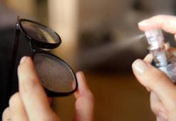 Gözlük camını çizmeden temizlemenin püf noktası! Camı çizmeden lekeleri geçiriyor