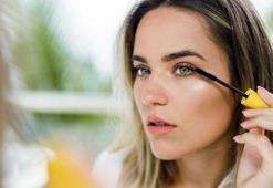 Makyaj temizliğinde yeni trend! Suya dayanıklı maskarayı bile çıkarıyor