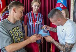 Trabzonsporlu oyuncular Ukraynalı çocuklarla bir araya geldi
