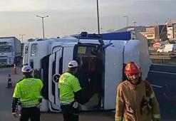 TEM Otoyolu'nda TIR devrildi, trafikte yoğunluk oluştu