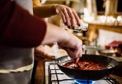 Yemeğin tuzu fazla kaçtıysa çözümü basit! Yemeğin tadını değiştirmeden tuzunu alıyor