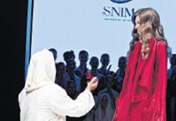 Defilede evlilik teklifi