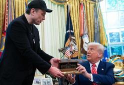 Trump Elon Musk'a Beyaz Saray'ın altın anahtarını hediye etti