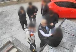 Kadıköy’de eli bıçaklı çocuk gaspçılar dehşet saçtı! Kolyeyi çalıp kaçtılar