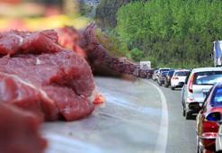 Memlekette kesilen kurban etinin imdadına koşuyor! Poşetin arasına koyan yaşadı