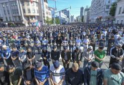 Rusya'da Müslümanlar, Kurban Bayramı namazında camilerden sokaklara taştı