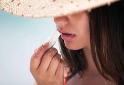 Güneş kremi sürerken bir noktayı hep atlıyoruz! Kolajeni direkt öldüren hata