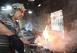 Adana sıcağında "Kelle Paça" ütücülerin zorlu mesaisi