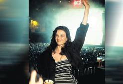 Dizinin başarısının tadını çıkarıyor