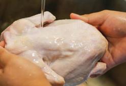 Çiğ tavuk yıkanır mı? Uzmanlar salmonella bakterisine karşı uyardı