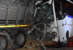 İşçi servisi park halindeki TIR'a çarptı! Yaralılar var