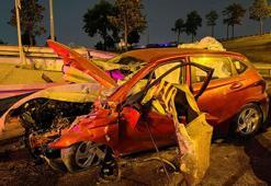 Bayrampaşa'da otomobil bariyerlere saplandı, sürücü yaralandı