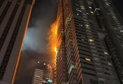 Dubai'de 67 katlı gökdelende korkutan yangın: 3 bin 820 kişi tahliye edildi!