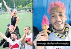 Galibiyeti omzunda kutladı