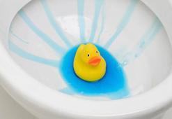Sararan klozetin hakkından gelen formül! Çamaşır suyundan etkili, 1 kaşığı mucize