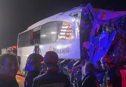 Sakarya'da yolcu otobüsü TIR'a çarptı: Çok sayıda yaralı var