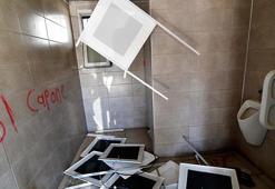 İzmir'de pazar yerine saldırı: Camlar kırıldı, tahrip edildi, tavan kaplamaları söküldü