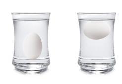 Taze ve bayat yumurtayı ele veren yöntem! Bir su bardağının içine atın