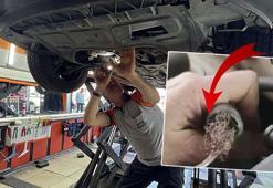 Pes dedirten görüntü: Otomobilin motorundan bulaşık teli çıktı