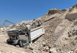Adana'da devrilen hafriyat kamyonunun sürücüsü hayatını kaybetti