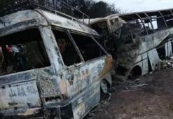 Tanzanya'da iki otobüs çarpışıp alev aldı, yolcular mahsur kaldı, onlarca ölü var