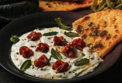 İngiliz şefin mutfağında Urfa biberi! Meşhur mezeyi böyle sunuyor: Yoğurda serpin