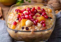 Aşureniz kararıyor mu? Komşular tarifini soracak: Cevizi soy, meyveyi haşla