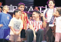 Minik hayranlarıyla söyledi