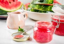 Yazın her akşam sofrada! Kabuklarını doğrayıp karanfille kaynatın: Ödem kalmıyor