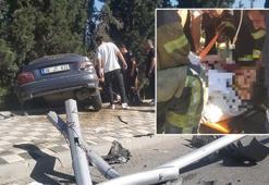 Aydınlatma direğine çarpan otomobil, kaldırımda asılı kaldı