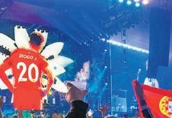 Oasis konserinde Jota’yı unutmadı