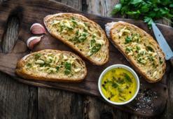 Löp löp giden sarımsaklı ekmek! Bir yiyen tarif soruyor, püre yapıp fırına verin