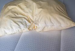 Terden sararan yastıkları tertemiz yapan yöntem! Kar gibi bembeyaz yapıyor