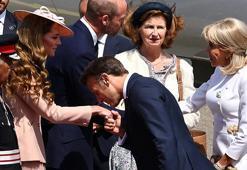 Macron çiftinin kritik İngiltere turu başladı! İngiliz basını: 'Elini tutmadı'