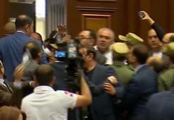 Ermenistan Parlamentosu'nda kavga: İktidar ve muhalefet birbirine girdi!