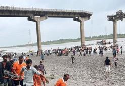 Hindistan'da köprü çöktü, araçlar birbiri ardına düştü: En az 9 ölü