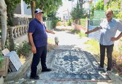 Belediye yol yapmayınca vatandaş sokağa halı sermek zorunda kaldı