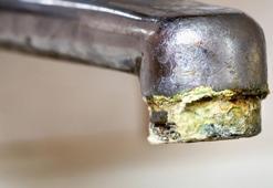 Çamaşır suyundan çok daha etkili! Değdiği yerdeki kireci, su lekelerini temizliyor