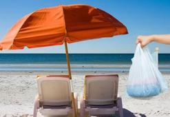 Plaj şemsiyesi kuma saplanıp kalıyor! Poşeti bağlayın, yerinden oynamıyor