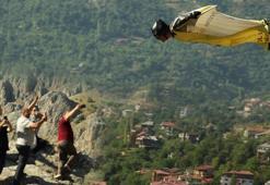 Vatandaş sokağa döküldü: 220 kilometreye hızla ilçenin üzerinden geçti