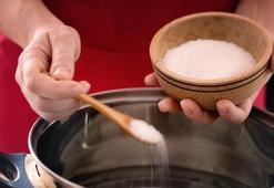 Tuzlu yemeği kurtaran yöntem! Tuzunu sünger gibi emiyor