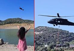 Skorsky tipi askeri helikopteri görünce elini kaldırdı! Küçük kıza unutulmaz anı