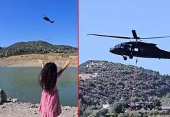 Skorsky tipi askeri helikopteri görünce elini kaldırdı! Küçük kıza unutulmaz anı