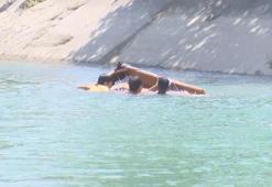 Adana’da sıcakta bunalan çocukların kanalda eski koltukla tehlikeli eğlencesi